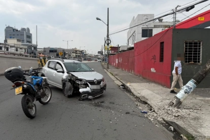 El impacto ocurrió junto al intercambiador que une las avenidas Francisco de Orellana y Guillermo Pareja Rolando.