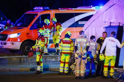 Agentes de policía y personal de seguridad trabajaron cerca del lugar donde varias personas resultaron heridas durante un atropello múltiple en Berlín, el sábado 25 de julio.