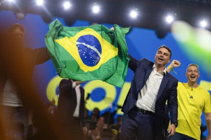 El senador Flávio Bolsonaro (2-d) reacciona en la convención nacional del Partido Liberal de Brasil (PL) este sábado 25 de julio, en San Pablo.