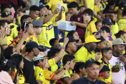Hinchas de Barcelona durante el partido ante Liga de Quito.