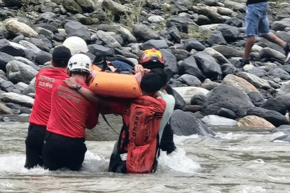 La víctima cayó en una zona de quebrada y ríos, lo que dificultó las labores de auxilio.
