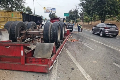 Un tráiler se volcó en la vía a la costa y bloqueó el tránsito hacia Chongón durante la mañana de este lunes.