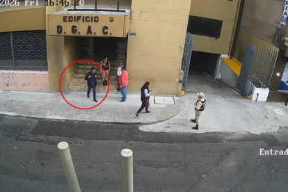 Una cámara de seguridad registró el paso de Héctor Vinicio Rojas antes de su desaparición en el Centro Histórico de Quito.