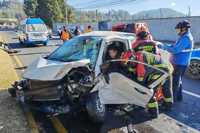 Bomberos de Quito rescataron a una persona atrapada tras el choque entre dos vehículos registrado en la av. General Rumiñahui, puente 3.