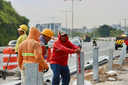 ATM instala nuevos guardavías en 12 puntos críticos de Guayaquil para reducir accidentes.