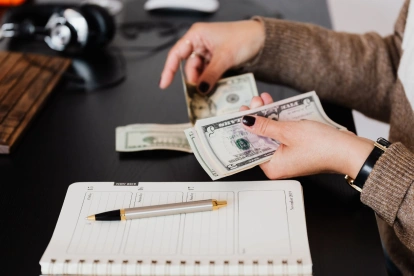 Los beneficiarios cuya cédula termina en 7 pueden retirar este 27 de julio el Bono de Desarrollo Humano en los puntos de pago autorizados por el MIES.