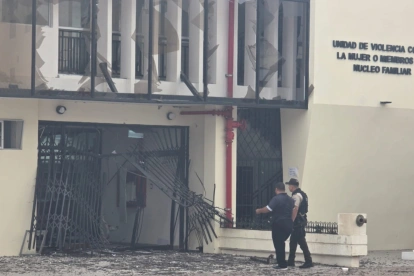 La Policía inspeccionó la unidad judicial de Machala tras la explosión que causó daños materiales en el edificio.