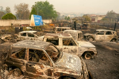 Varios coches calcinados en la localidad de Casavieja (Ávila), este lunes 27 de julio de 2026.