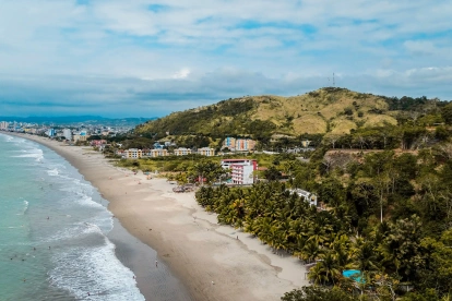 Los feriados nacionales impulsan el turismo interno y la actividad comercial en distintos destinos del país. Las playas de Santa Elena son uno de los destinos más visitados.