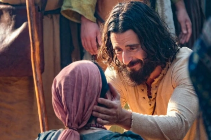 El actor Jonathan Roumie encarna a Jesús en la serie