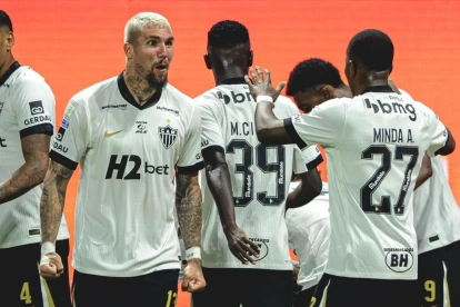 Los jugadores del Atlético Mineiro celebran uno de los goles contra Palmeiras.