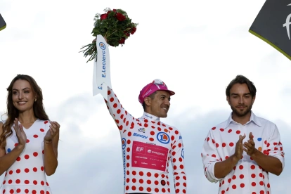 Richard Carapaz, del EF Education-EasyPost, celebra en el podio como el ciclista más combativo del Tour de Francia 2026 con el maillot de la montaña.