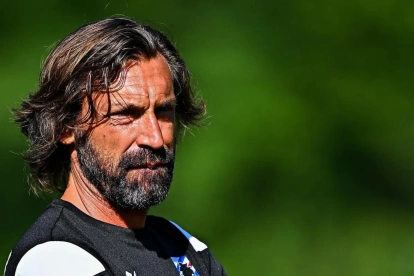 Andrea Pirlo dirige una sesión de entrenamiento del United FC durante una práctica del primer equipo.