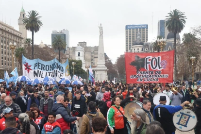 Integrantes de movimientos de izquierda, este 27 de julio de 2026, en la Plaza de Mayo, en Buenos Aires (Argentina).