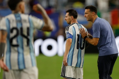 El entrenador de Argentina Lionel Scaloni (d) con Lionel Messi (2d), durante un partido del Mundial de Estados Unidos, México y Canadá.