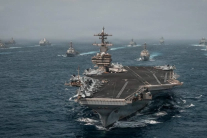 Buques de guerra de la Armada estadounidense desplegados en Medio Oriente, en fotografía difundida por el Comando Central