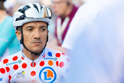 Richard Carapaz (EF Education-EasyPost) participa en el critérium de Boxmeer con el maillot de la montaña del Tour de Francia.