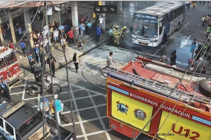 La unidad de transporte público se incendió en una zona del sureste de Guayaquil.