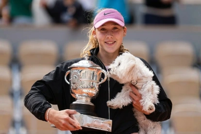 Mirra Andreeva levantó el trofeo de Roland Garros 2026 tras una destacada actuación que la consolida entre las principales figuras del tenis femenino.