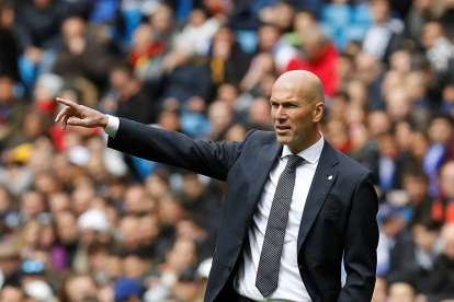 Zinedine Zidane, cuando estaba al frente del banquillo del Real Madrid, durante un partido.