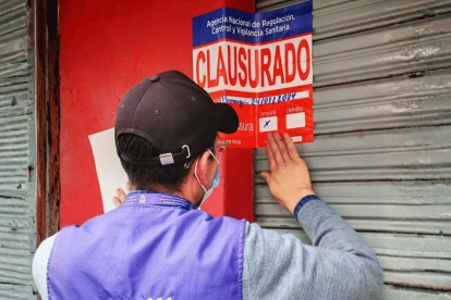 Imagen mejorada con IA: Durante la inspección técnica, los funcionarios encontraron una grave infestación de plagas, con cucarachas vivas.