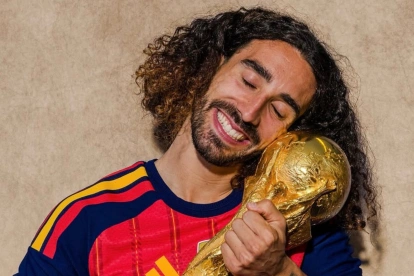 Marc Cucurella celebra con el trofeo tras la conquista del Mundial.