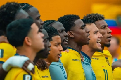 Kendry Páez (izq.) junto a sus compañeros de la selección de Ecuador antes de un partido del Mundial 2026.