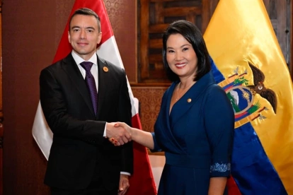 Daniel Noboa y Keiko Fujimori estrechan manos en Lima durante el acuerdo binacional.