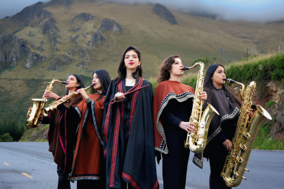 WarmiSax está formada por Nayelli Chora, Pamela Nazca, Evelyn Zambrano, Erika Escorza y Nathaly Andrade.