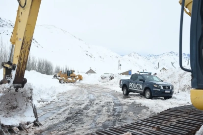 Trabajadores gubernamentales y agentes de policía despejan una carretera afectada en la frontera entre Argentina y Chile, el 26 de julio de 2026.