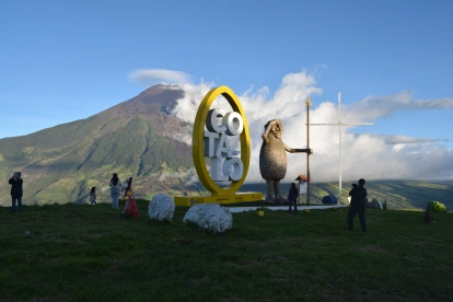 Desde el mirador de Cotaló, en Pelileo, el volcán Tungurahua domina el paisaje. El coloso, que durante años representó una amenaza para las comunidades, se convierte en el principal aliado de una propuesta turística.