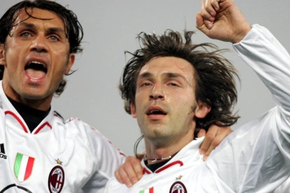Paolo Maldini junto a Andrea Pirlo durante un partido con el AC Milan.