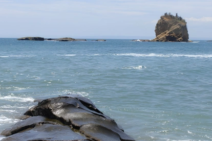 Formaciones rocosas en la costa, mientras la vida marina enfrenta riesgos por el aumento de la temperatura del océano.