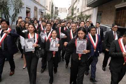 Congresistas de Perú sostienen carteles tras abandonar el Congreso segundos antes de que, Keiko Fujimori, iniciara su discurso a la nación, este martes, en Lima (Perú).