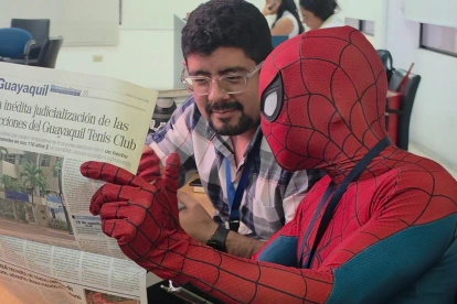 Spider-Man sorprendió con una visita a la redacción de EXPRESO antes del estreno de Spider-Man: Brand New Day.