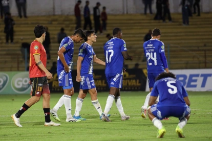 Deportivo Cuenca se impuso a Emelec en el estadio Alejandro Serrano Aguilar.