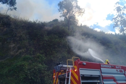 Bomberos atienden incendio en Conocoto y cierran la avenida Camilo Ponce Enríquez en ambos sentidos
