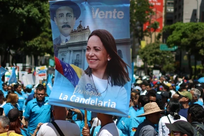 Una personas sostiene un cartel con la imagen de la premio nobel de la paz María Corina Machado este martes, durante una manifestación en Caracas (Venezuela).