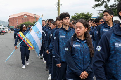 Iris Valencia, abanderada de Guayas, fue la encargada de cobijar este martes 28 de julio al equipo albiceleste como despedida, antes de los Juegos.