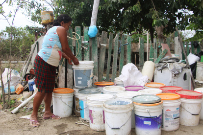 Al pie de las viviendas de los comuneros han ubicado baldes para abastecerse de líquido en los momentos en que les llega el agua a las llaves