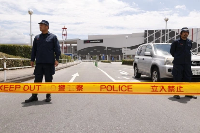 Agentes de policía resguardan el acceso al centro comercial en Kumamoto tras el sismo en Japón.