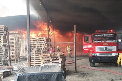 Bomberos de Durán intentan controlar las llamas en el interior de la bodega.