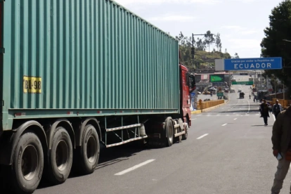 ese a la derogación de la exigencia de cambio de tractocamión, ningún vehículo ecuatoriano ha cruzado hacia el interior de Colombia.