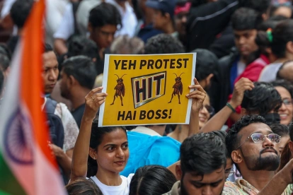 Jóvenes manifestantes en India exhiben carteles creativos durante la protesta que derivó en la renuncia ministerial