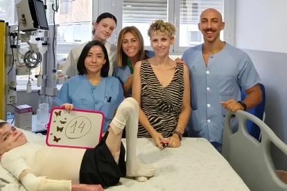 Leo, acompañado por médicos y familiares, celebra un nuevo avance en su tratamiento contra la piel de mariposa.