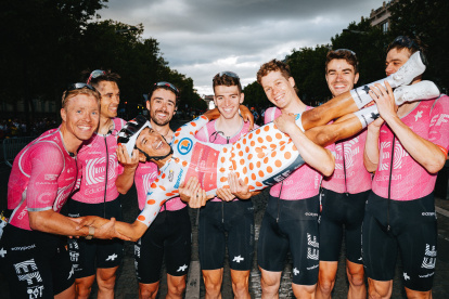 El ciclista ecuatoriano Richard Carapaz cargado en brazos por todos los compañeros de su equipo.