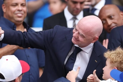 Gianni Infantino, presidente de la FIFA, posa junto a aficionados durante el Mundial 2026.