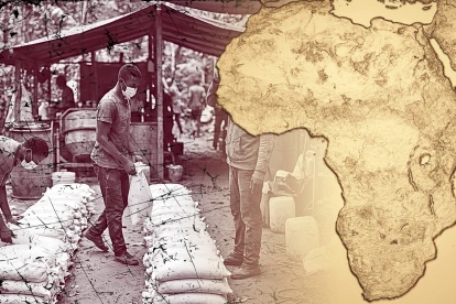 Trabajadores manipulan cargamentos en África, en medio de reportes sobre la adopción del modelo mexicano para producir metanfetamina