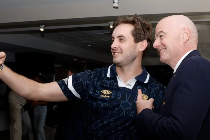 Gianni Infantino interactúa con aficionados durante una actividad del Mundial de la FIFA 2026.