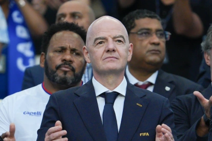 Imagen en la que puede verse al presidente de la FIFA, Gianni Infantino, durante un partido del Mundial de Estados Unidos, México y Canadá.